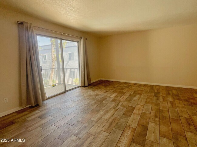 Photo - 740 W Elm St Unidad 243