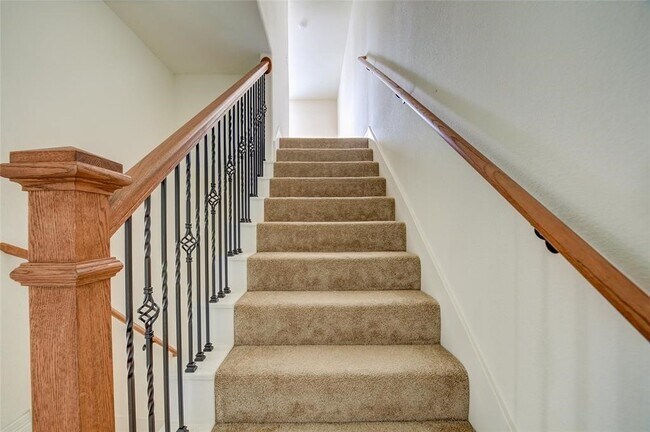 Building Photo - 28 W Oaks Dr