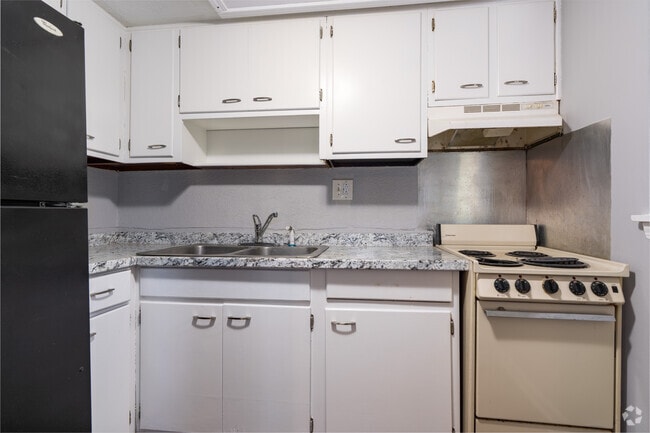 1BR, 1BA - 775SF - Kitchen