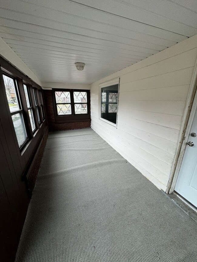 Photo - 5 Bed / 1.5 Bath Sunroom & Spacious Layout