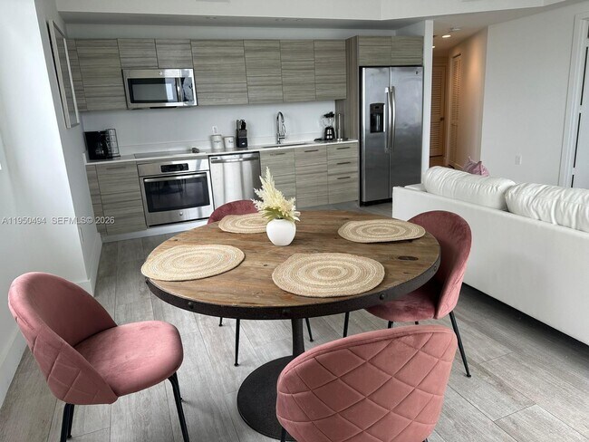 Photo - 121 NE 34th St Unidad 2309