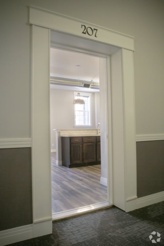 Building Photo - 218 E 7th St Rental
