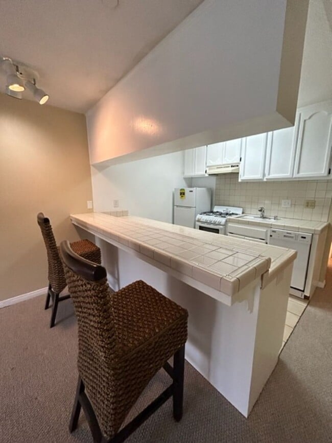 Building Photo - Los Caballeros #319 Unit 319