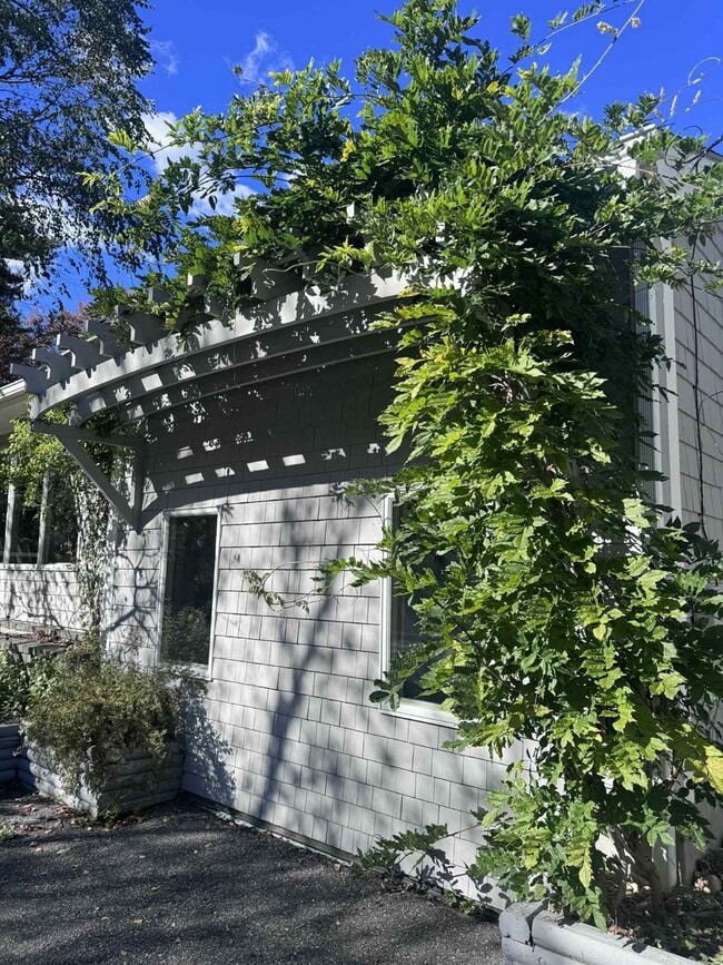 Photo - 3BR RANCH BRUNSWICK SEASONAL FURNISHED