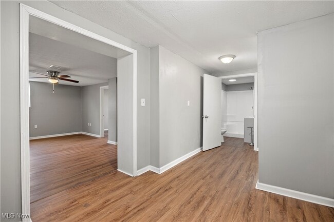 Building Photo - 1063 W 21st St Unit Lower