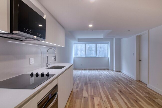 Building Photo - 3460 Rue Peel Unit 114