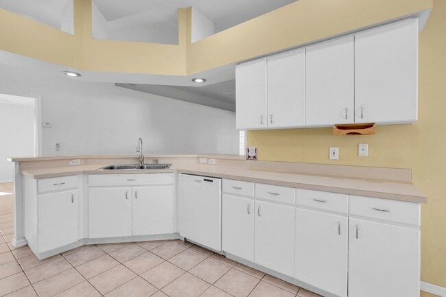 Photo - Large Spacious 4 bedroom 2 bath