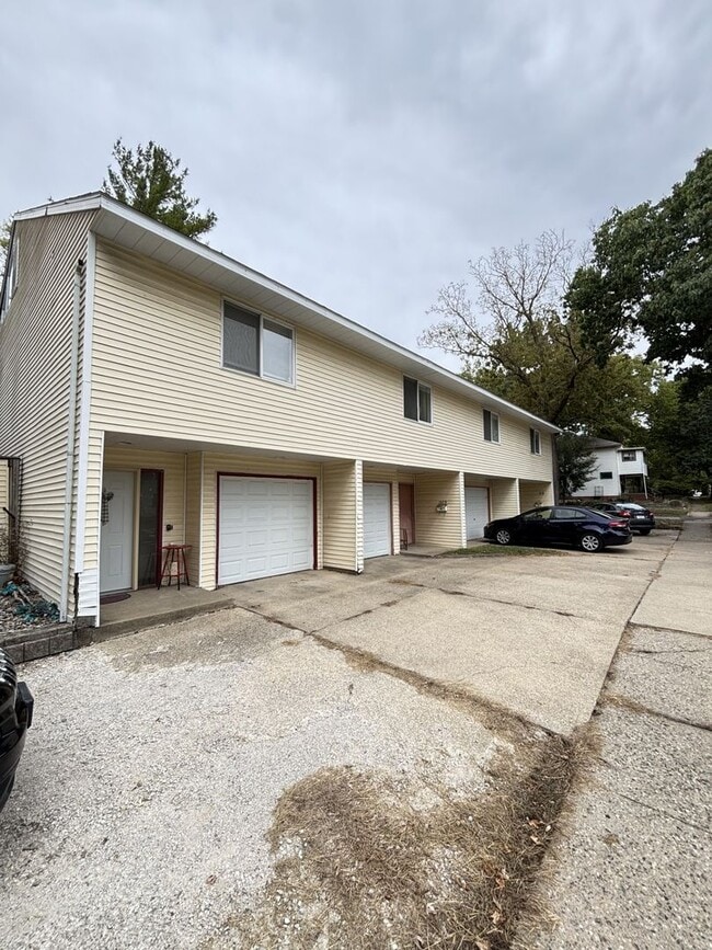 Photo - 107 N Busey Ave