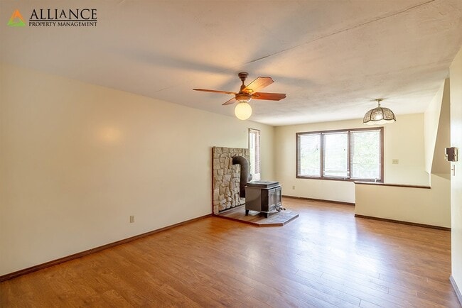 Photo - Enormous House! ~ Washer & Dryer ~