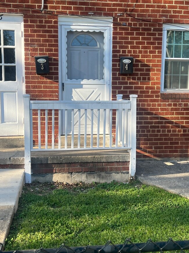 Building Photo - 5326 B St SE Unit 3