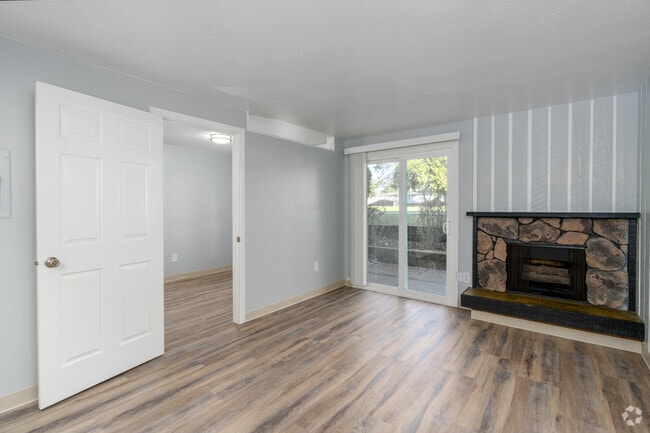 1BR, 1BA - 608SF - Living Room