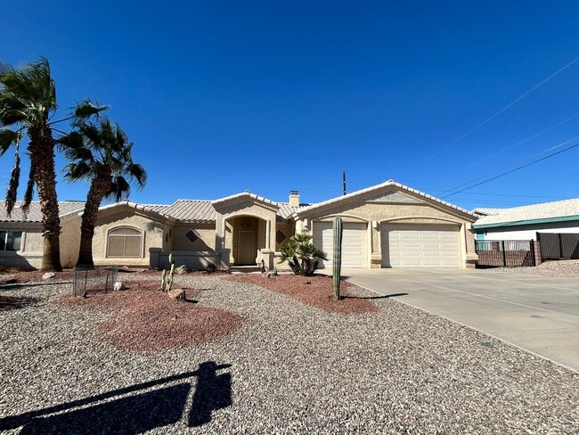 Building Photo - Lakeview Home!