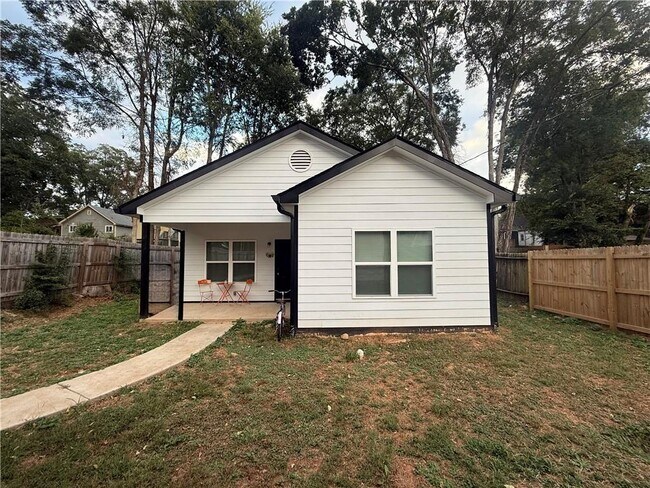 Photo - 650 Holderness St SW