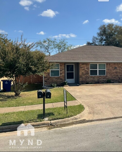 1305 Cardinal Dr Townhome Townhome Rental in Ennis TX