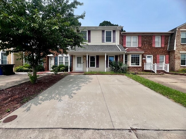 Building Photo - Stunning 3-Bedroom Townhome with Lake Views in the Heart of Virginia Beach