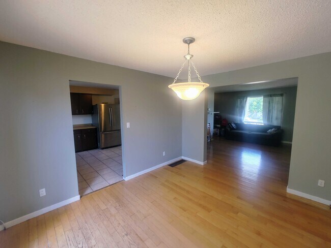 Photo - 745 Selkirk Rd