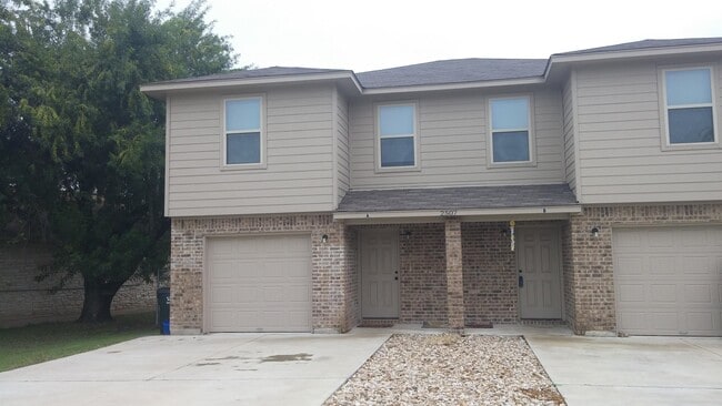 Building Photo - 2507 Oak Ln