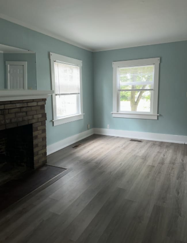 Photo - Large House, 6 Bedrooms Preleasing NOW!