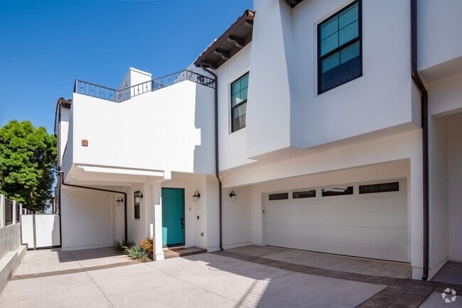 Building Photo - Upscale & Spacious, Spanish Style Tri-Leve... Rental