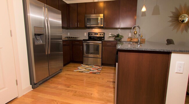 Photo - Bright, Open, and Move-In Ready Unidad SOM2