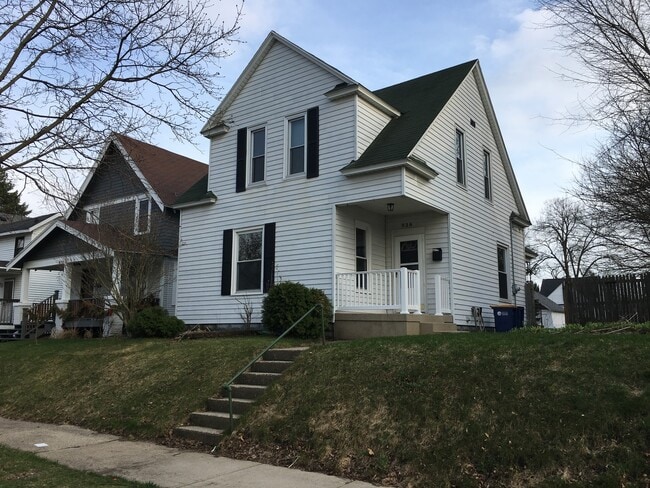 Building Photo - 936 Crescent St NE