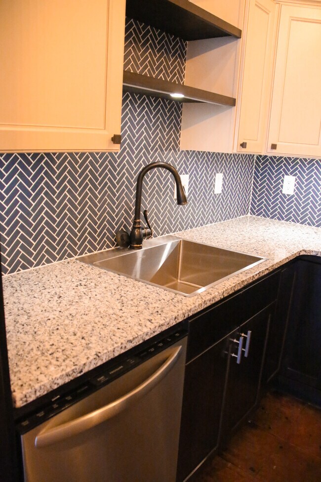Granite kitchen counter top with herringbone backslash. - 725 S Baker St Unit Apt 725