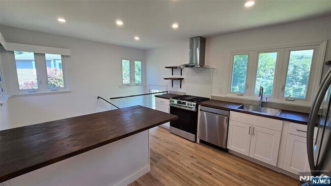 Building Photo - 40 Beechwood Rd Rental