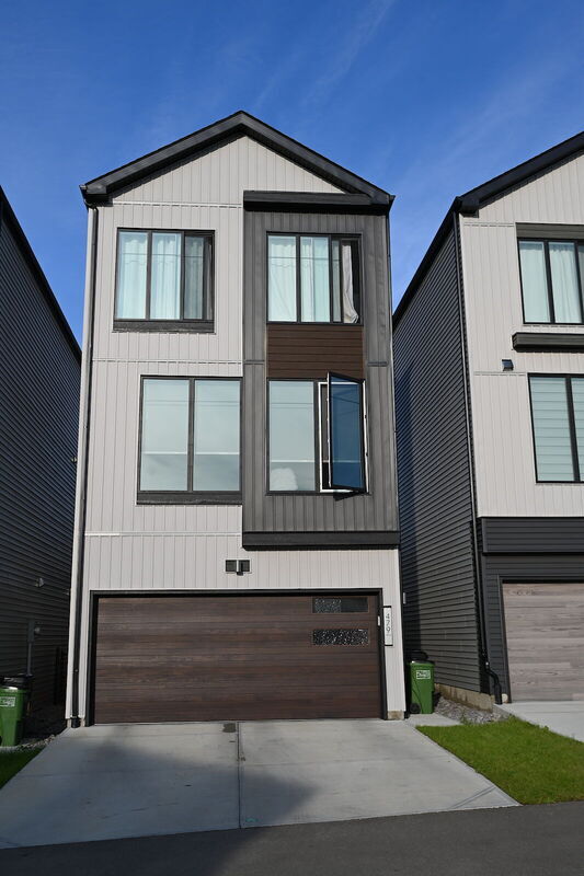 Photo - 479-439 39 St SW