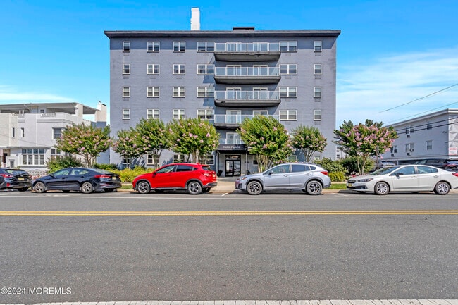 Building Photo - 1706 Park Ave Unit 4C