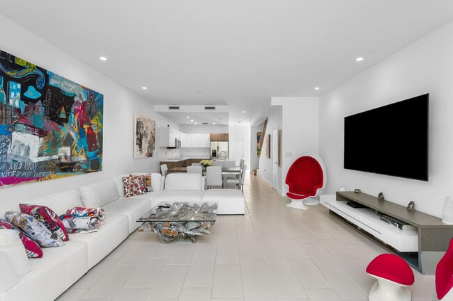 Building Photo - 2477 NE 135th St