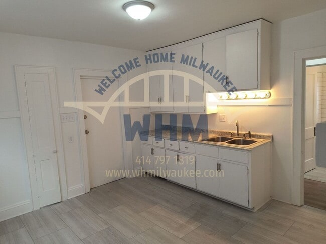 Building Photo - 2841 N 49th St Unit Upper