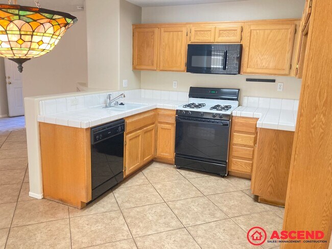 Photo - Comfortable 2BD/2BA Home in Bakersfield's Desirable 93312 — Fully Equipped!