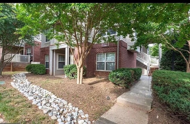 Building Photo - 1729 Ascot Way Unit A