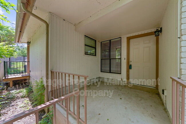 Photo - 1932 Broken Oak St