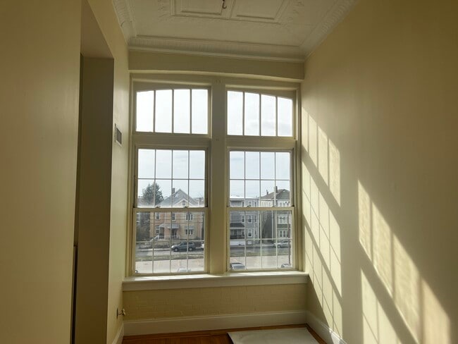 Building Photo - The Falls Lofts Unit 402