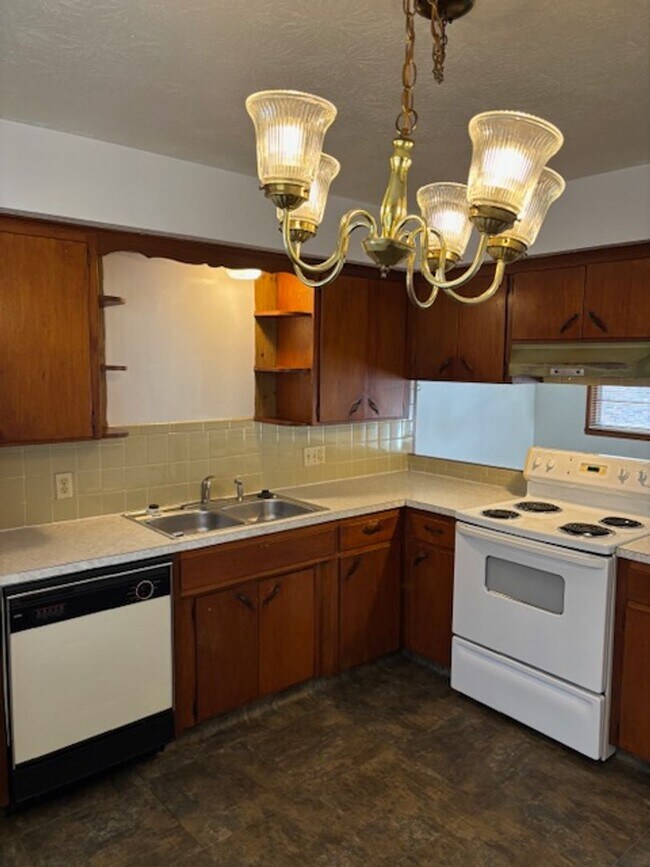 Photo - 2 BEDROOM 4- PLEX, NEWER FLOORING, FRESH PAINT, CLEAN AND QUIET.