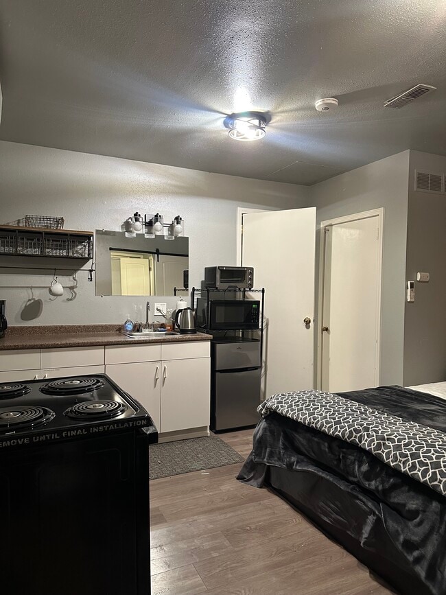 Cocina/Sala de estar - 903 W Linden St Unidad B