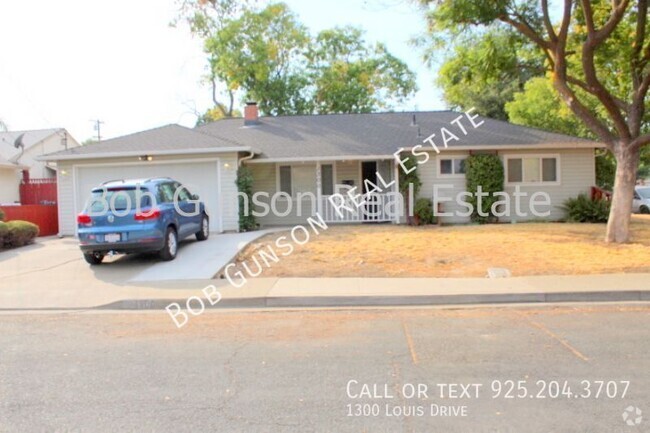 Building Photo - 4 Bedrooms Rental