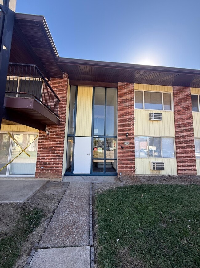 Building Photo - 7431 Hazelcrest Dr Unit E