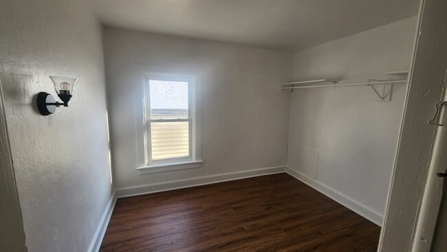 Building Photo - 123 Maple Ave Unit Upper