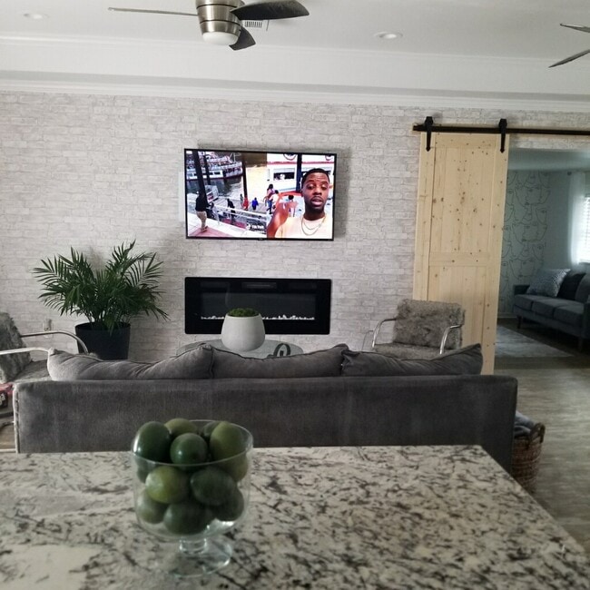 Photo - 1901 River Oaks Dr