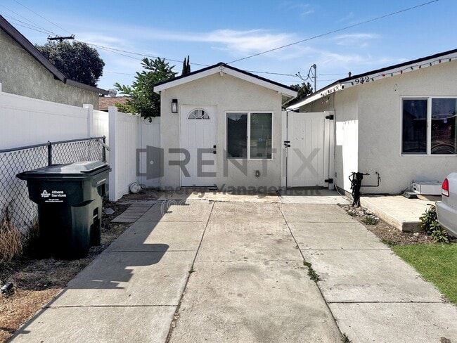Building Photo - 933 E Kingsley Ave