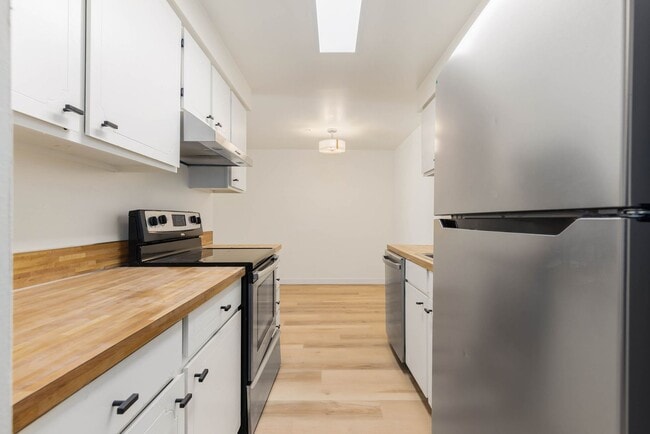 Photo - 1 Bedroom 1 Bath Condo in Kirkland, new flooring plus great amenities!