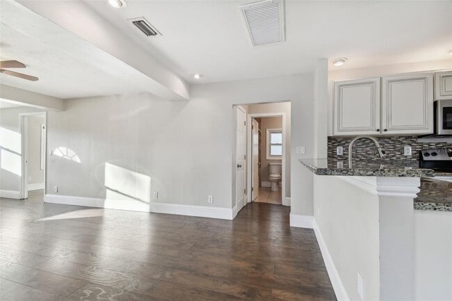 Photo - 937 26th St N