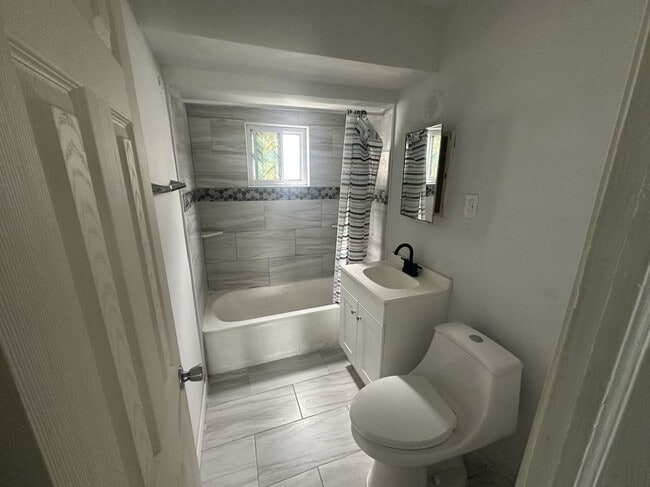 Photo - 3807 Bassett St