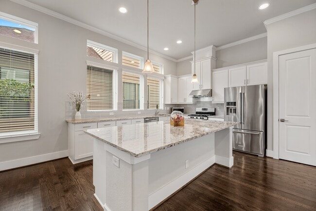 Building Photo - 5725 Darling St