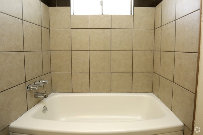 2BR, 1BA - 815 SF - Bella Vista