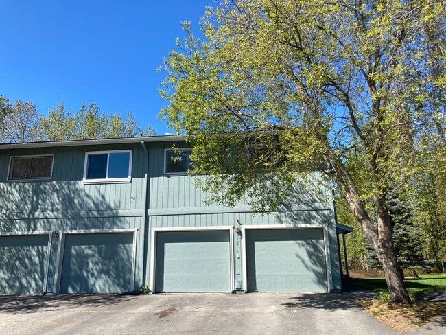 Building Photo - Beautifully kept (3) Bed, (2.5) Bath in Ea... Rental