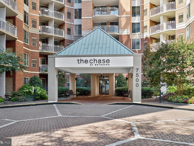Building Photo - 7500 Woodmont Ave Unit 901