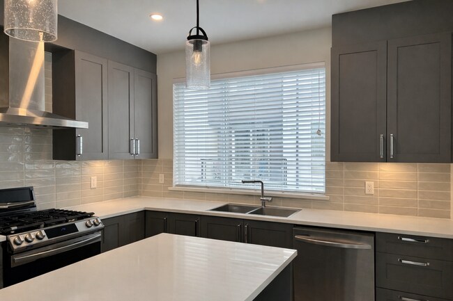 Photo - 7288-7188 188 St